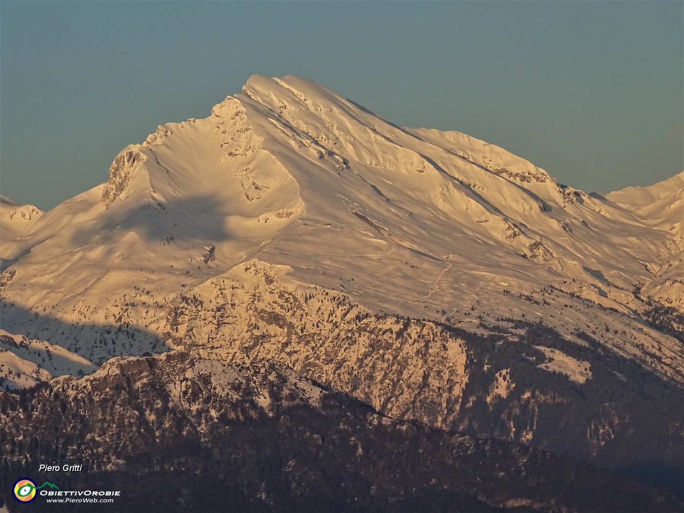 78 Zoom verso  il Pizzo Arera (2512 m) nella calda luce dell'imminente tramonto.JPG